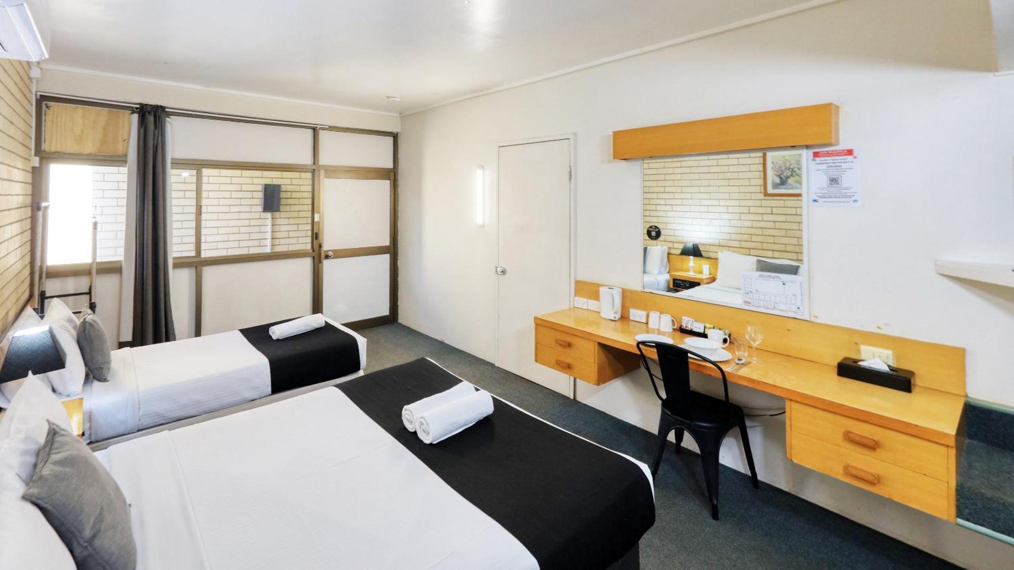 Tropical Gateway Motor 3*