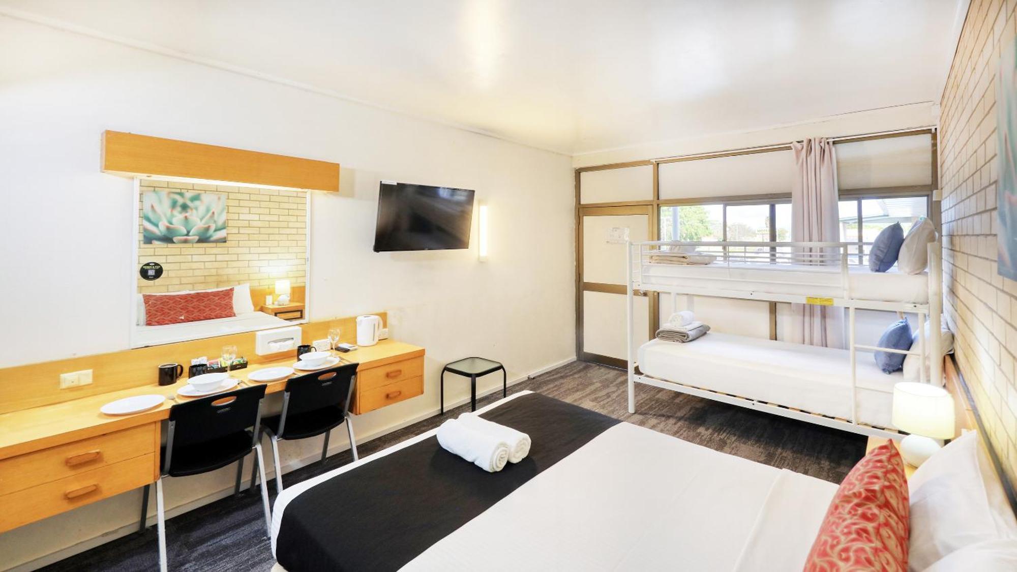 Tropical Gateway Motor 3*
