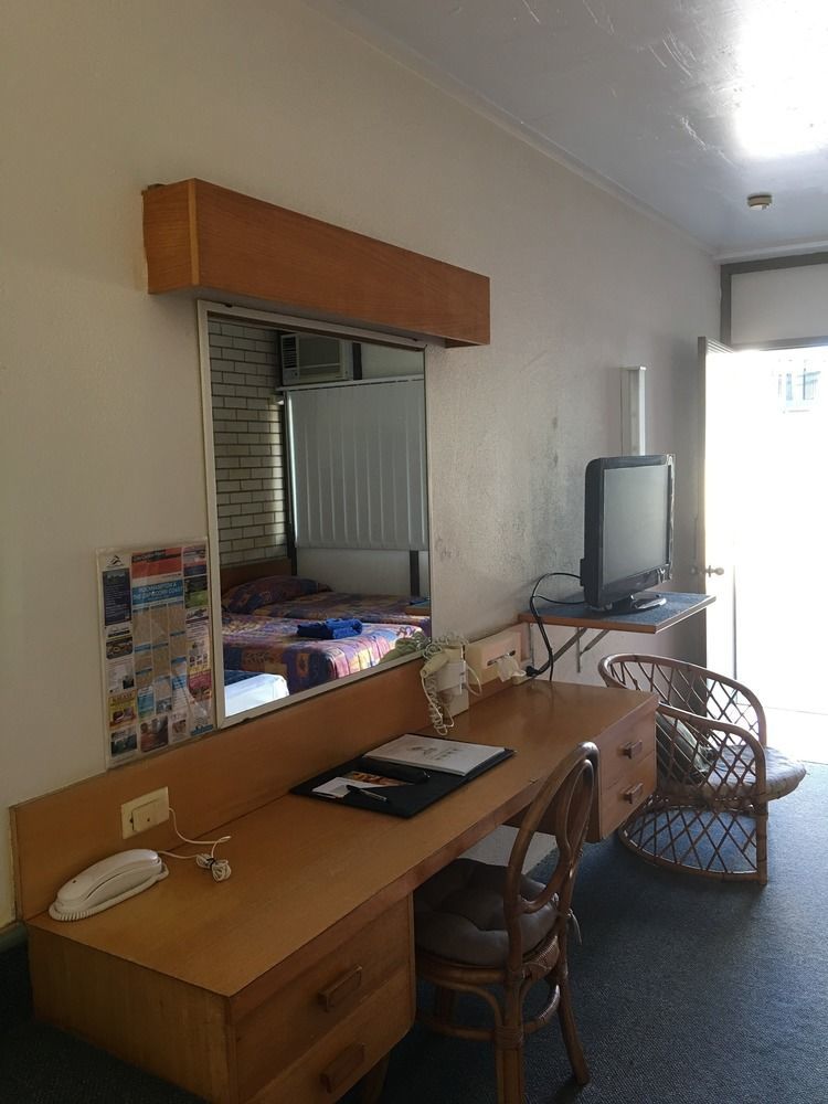 Tropical Gateway Motor Motel
